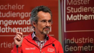Bernd Göhner, Vorsitzender des Verein Freunde e.V. hält eine Rede auf dem Tag der Mathematik 2024