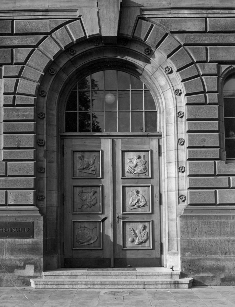 Alte Eingangstür ins Hauptgebäude