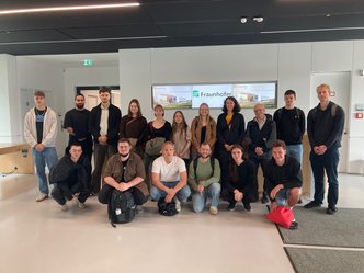 Studierende auf der Exkursion nach München. Sie besuchen das Fraunhoferinstitut