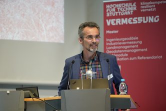 Vorstand Bernd Göhner auf dem Podium des Vermessungsingenieurtag 2025