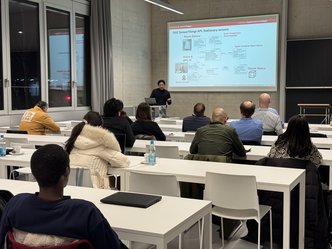 Zuschauer hören einem Vortragendem zu