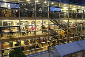 Die beleuchtete Bibliothek der HFT Stuttgart