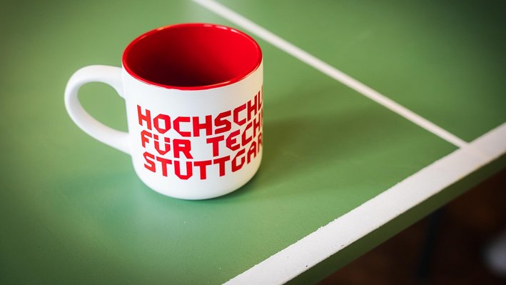 Kaffe- oder Teetasse, aussen weiß und innen rot, mit großem Logo "Hochschule für Technik Stuttgart"