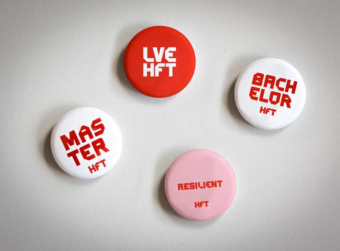 Ansteck-Buttons mit den Texten "Master", "Bachelor", "Resilient", "LVE HFT"