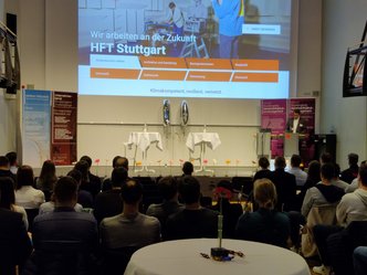 Ein Redner spricht in der Aula der HFT Stuttgart im Rahmen der Veranstaltung 10 Jahre Verkehrsinfrastrukturmanagement