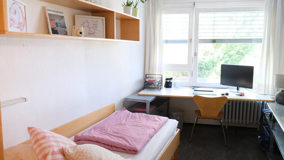 Bett und Schreibtisch