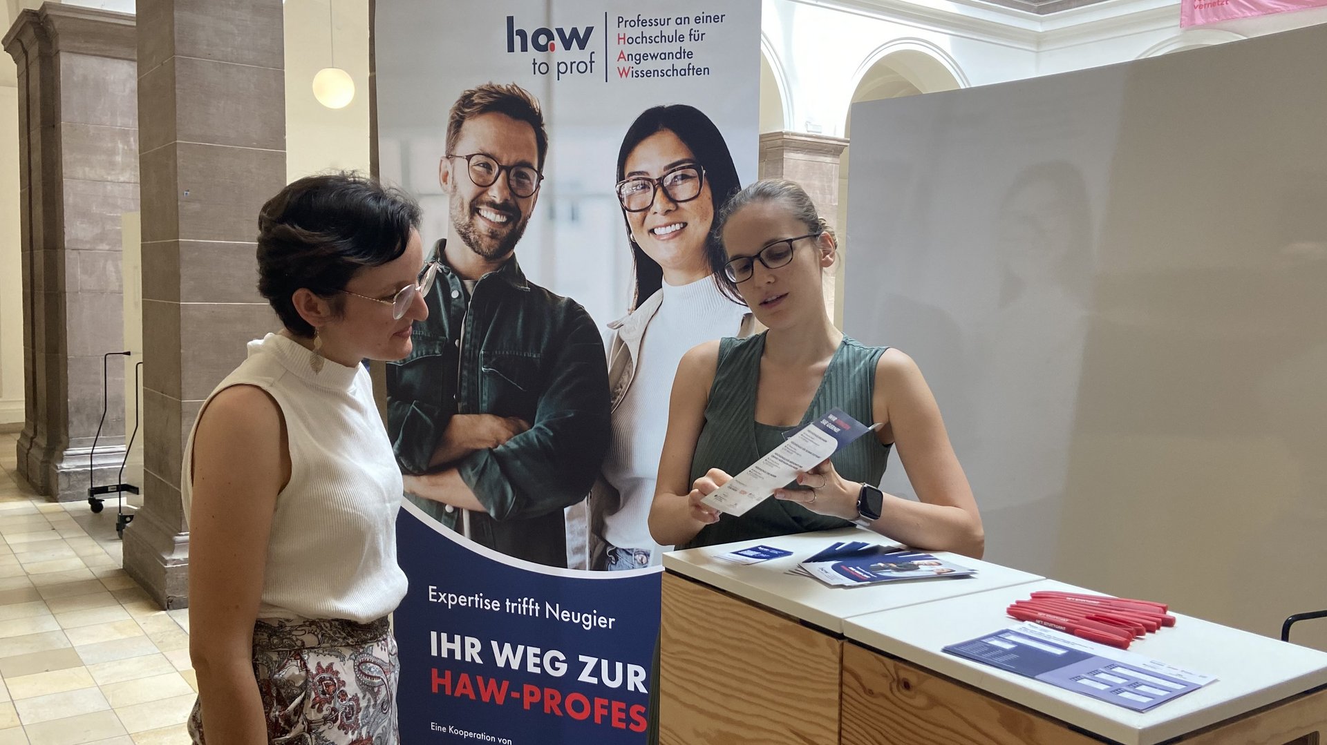 Karriereevent, zwei Frauen im Gespräch an Infostand