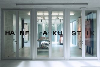 Eine gläserene Tür mit der Aufschrift Hanfakustik