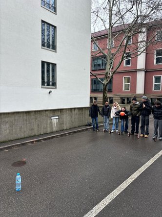 Gruppe von Studierenden spielt mit einem Ball
