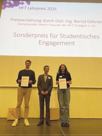 Preisübergabe von Bernd Göhner an zwei Studierende