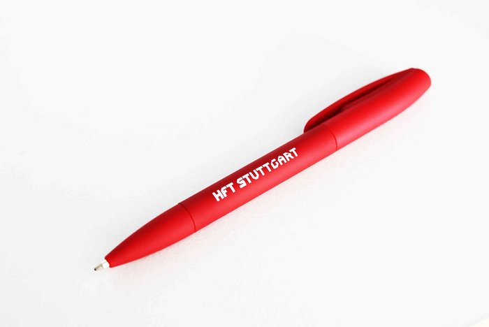 Roter Kugelschreiber mit weißem Logo "HFT Stuttgart"