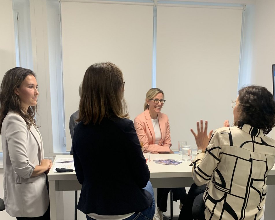 Vier Frauen im Gespräch bei Networking-Event