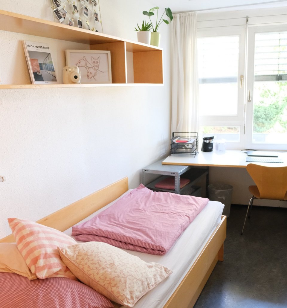 Bett und Schreibtisch in einem Zimmer