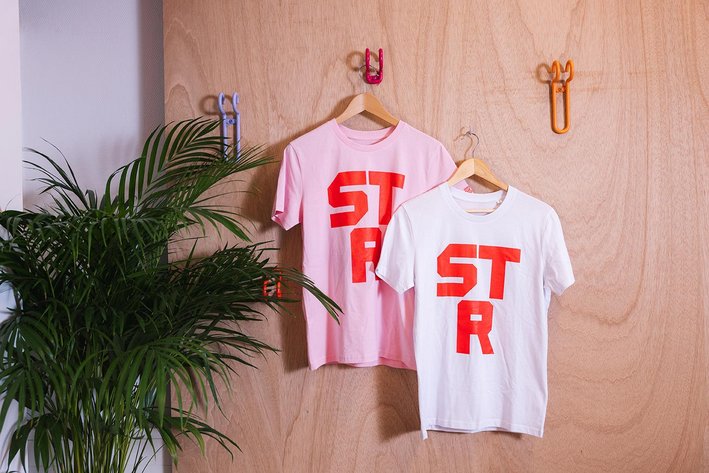 Ein weißes und ein rosafarbenes T-Shirt mit der Aufschrift "STR" (die Abkürzung für Stuttgart)