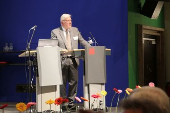 Ein Mann steht am Rednerpult