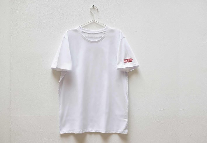 Weißes T-Shirt mit rotem HFT Logo am linken Ärmel