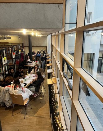 Studierende spielen an Tischen