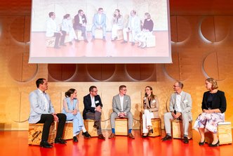 Auf der Graduierungsfeier sprechen 7 Teilnehmer einer Diskussionsrunde