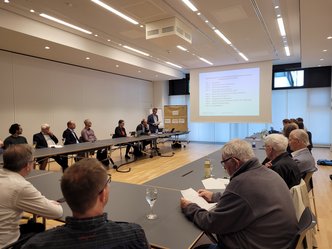 Bernd Göhner hält einen Vortrag im Rahmen der Mitgliederversammlung vor Zuschauern