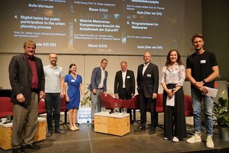 Teilnehmer einer Diskussionsrunde stehen im Rahmen der Veranstaltung 6. Tag der Forschung auf der Bühne