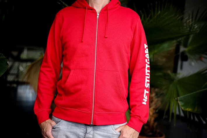 Roter Zipper-Hoodie mit der Aufschrift "HFT Stuttgart" am linken Ärmel