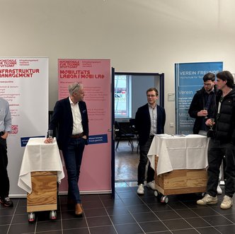 Personen auf einer Veranstaltung des Studiengangs ISM