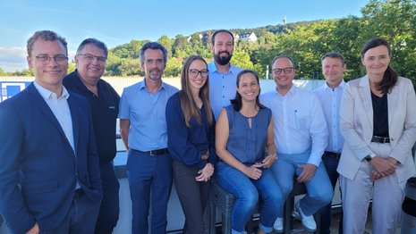 Die vier Vorstände und 5 Beisitzer haben sich nach der Wahl für ein Foto aufgestellt.