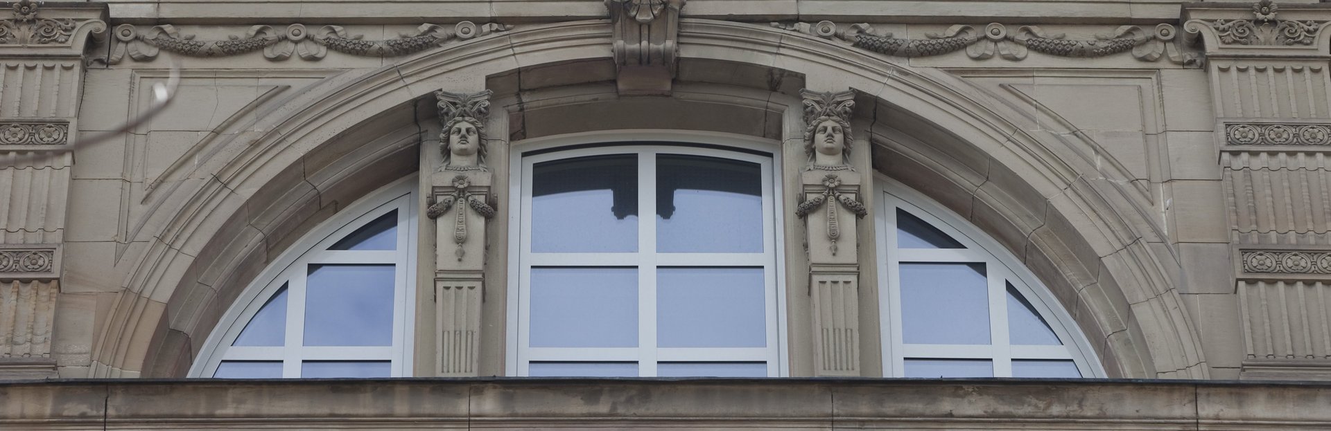 Ein Bogenfenster in Bau 1 an der HFT Stuttgart