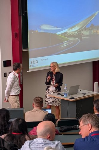 Eine Dozentin interviewt einen Mann auf einer Veranstaltung