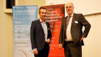 Bernd Göhner, Vorsitzender Verein Freunde e.V. und Prof. Dr. Detlef Pape stehen vor zwei Roll-ups des Vereins