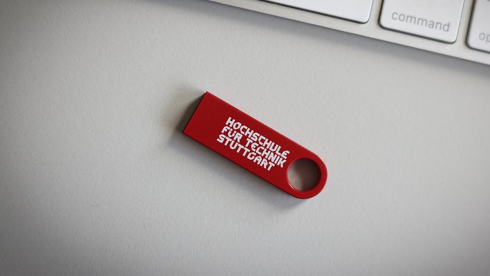 Roter USB-Stick mit weißem HFT Stuttgart Logo