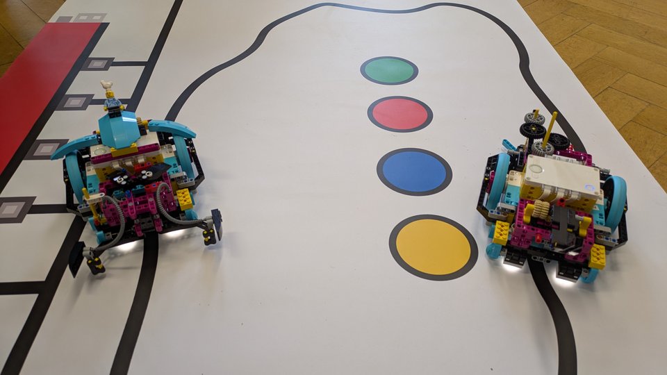 Zwei Roboter auf Matte