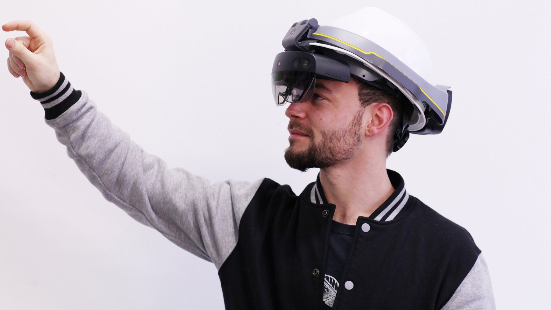 An der HFT Stuttgart Augmented Reality Studieren der welcher mit Unity programmieren & 3d programmieren eine Virtual Reality Umgebung für die Industrie erschaffen hat, die sich auch mit Augmented Reality nutzen lässt. Sein Studium umfasste bislang Informatik / Programmieren, Mathematik, AR/VR - Engineering, 3D Design und vieles mehr und war sehr praxisnah.
