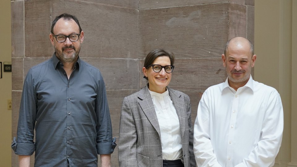 Neu gewählter Dekan und zwei Prodekane (ein Mann und eine Frau) der Fakultät A