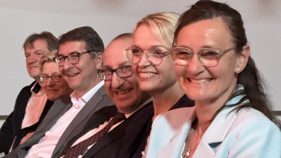 Blick ins Publikum, lachende Personen