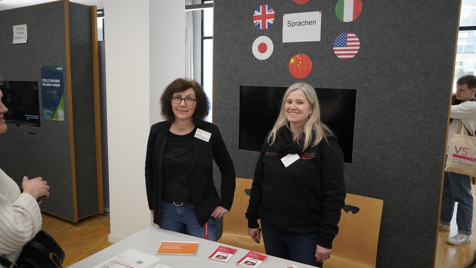 Zwei Kolleginnen an einem Infostand