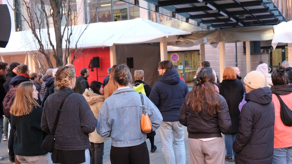 Personen bei der Einweihung von Block Vier