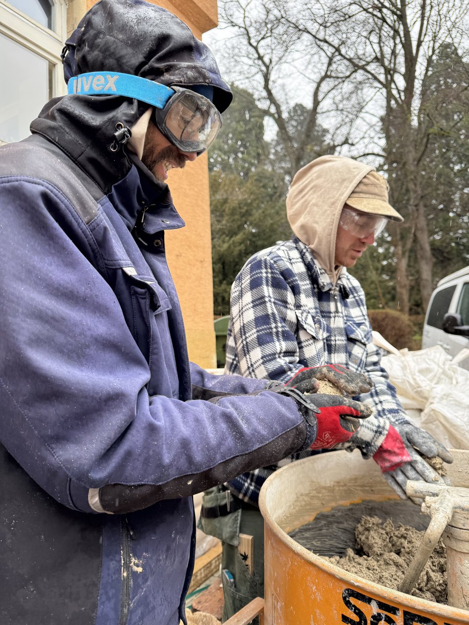 Hanf wird angerührt