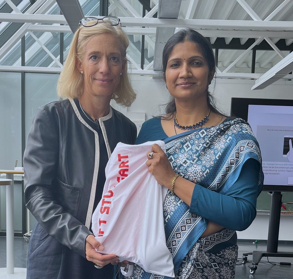 Zwei Frauen, eine davon ist Inderin