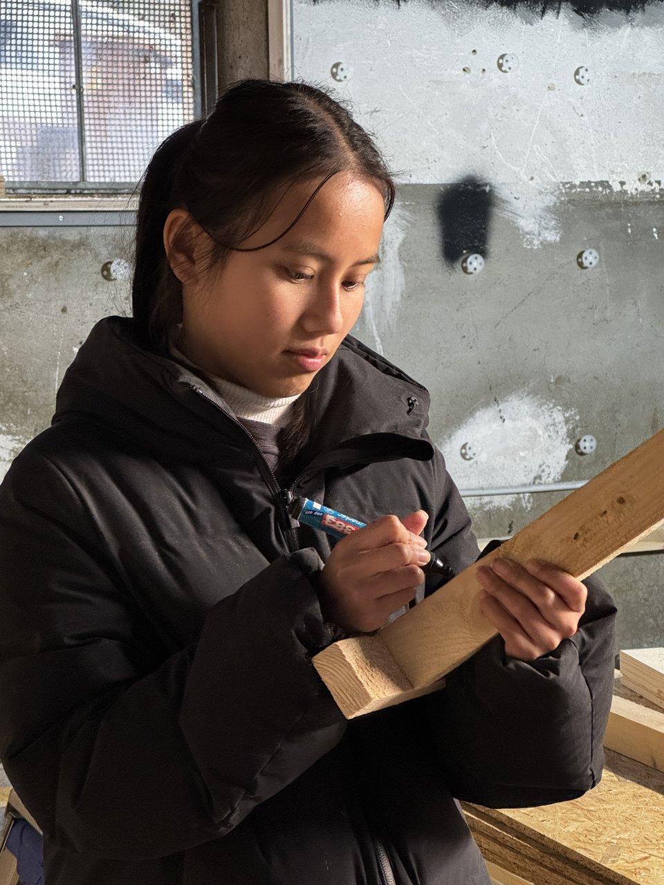 Studentin im Rohbau im Raum der Stille