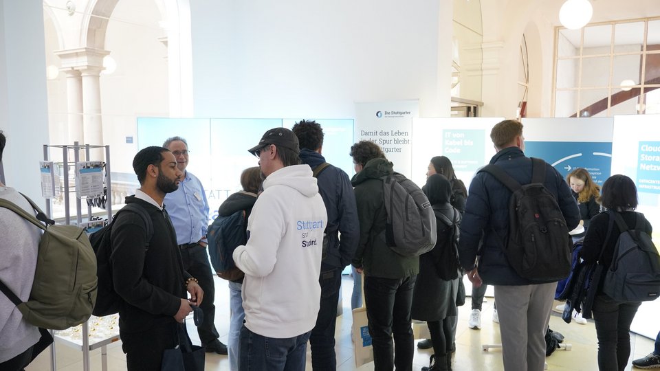 Studierende werden am Infostand beraten