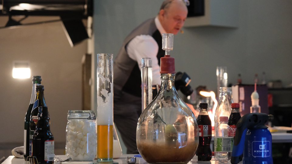 Bauphysik-Professor Andreas Beck hatte jede Menge Experimente mitgebracht
