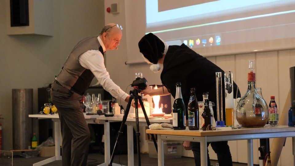 Lichterglanz bei der Weihnachtsvorlesung der Bauphysiker an der HFT Stuttgart