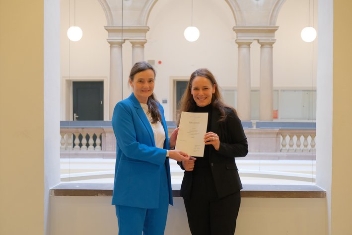 Rektorin mit neu berufener Professorin