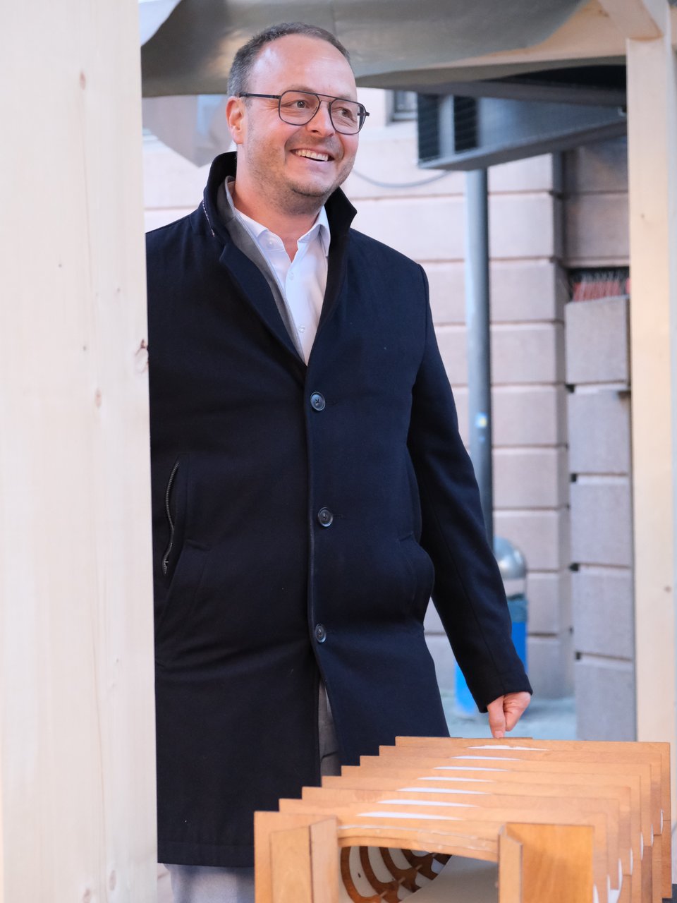 Person bei der Einweihung von Block Vier