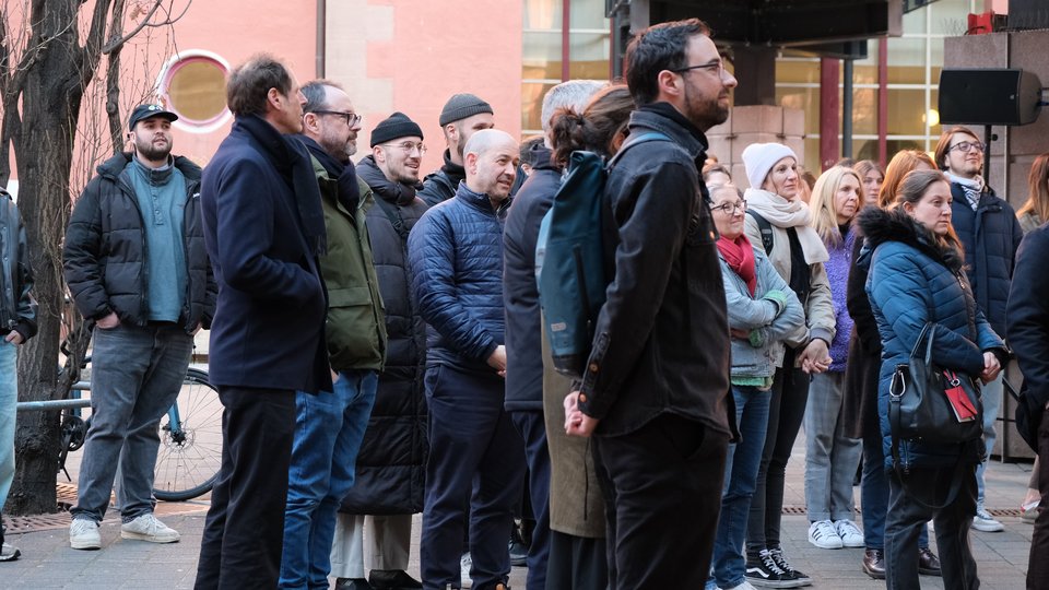 Personen bei der Einweihung von Block Vier