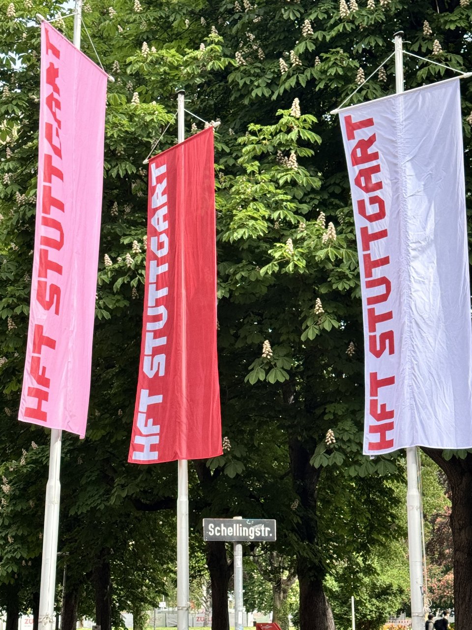 Drei HFT-Fahnen vor dem Hochschulgebäude