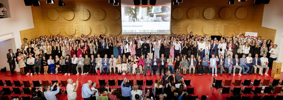 Gruppenbild der Absolvent:innen der Fakultät B im Hospitalhof