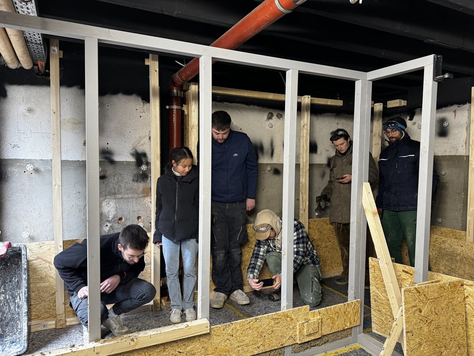 Raum der Stille im Rohbau mit Studierenden