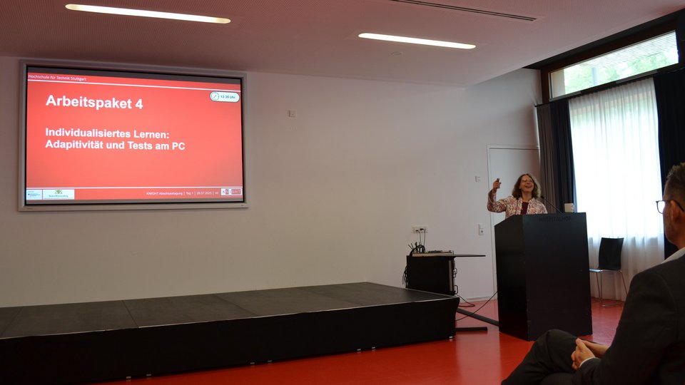 Prof. Dr. Ulrike Pado stellt Arbeitspaket 4 vor.